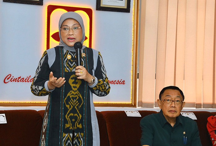 Menaker Ida Fauziyah meninjau penyaluran BSU di Provinsi Jawa Timur, Jumat (30/9/2022).