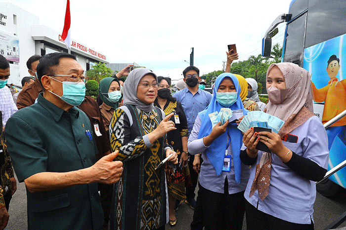 Menaker Ida Fauziyah meninjau penyaluran BSU di Provinsi Jawa Timur, Jumat (30/9/2022).