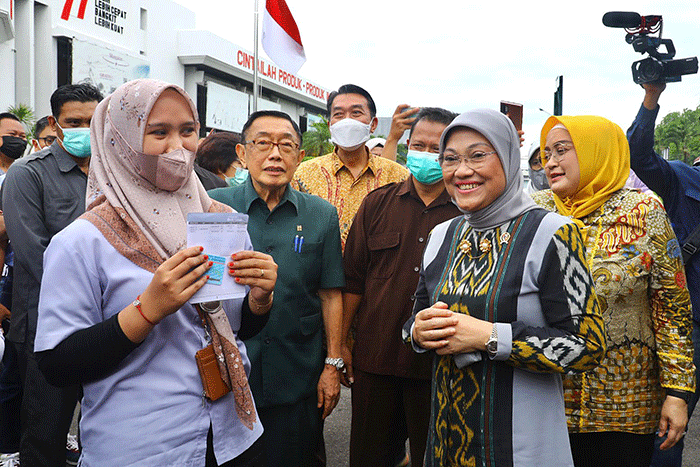 Menaker Ida Fauziyah meninjau penyaluran BSU di Provinsi Jawa Timur, Jumat (30/9/2022).