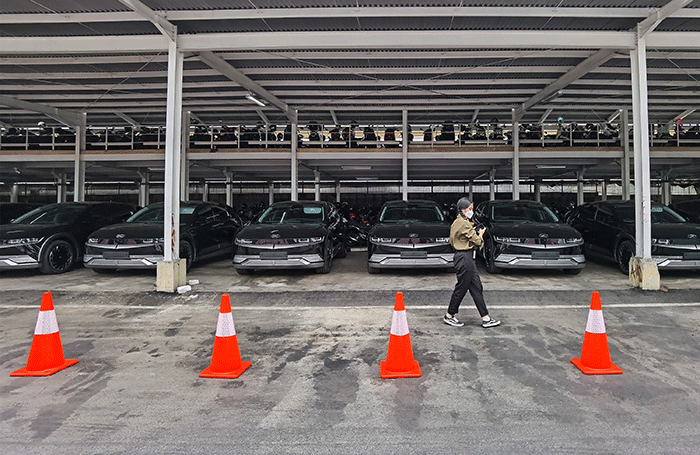 Sekretaris Jenderal DPR RI Indra Iskandar saat melakukan pengecekan mobil listrik merek 'Hyundai Ionic 5' di halaman Komplek DPR RI, Jakarta, Jumat (30/9/2022).