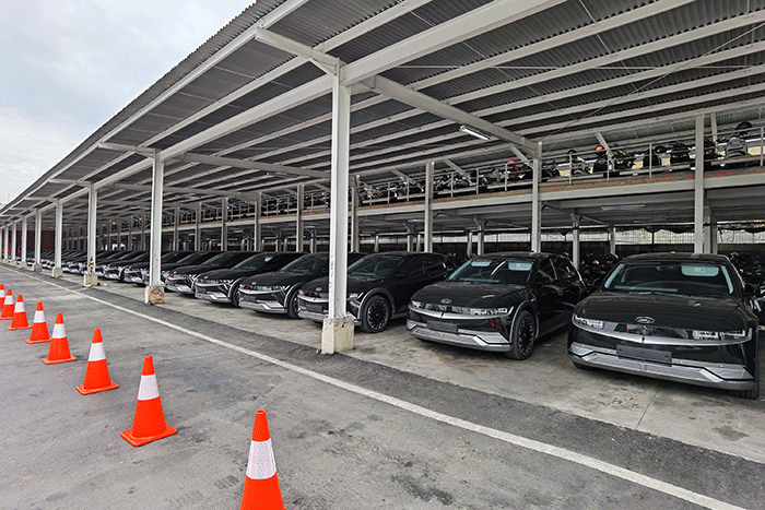 Sekretaris Jenderal DPR RI Indra Iskandar saat melakukan pengecekan mobil listrik merek 'Hyundai Ionic 5' di halaman Komplek DPR RI, Jakarta, Jumat (30/9/2022).