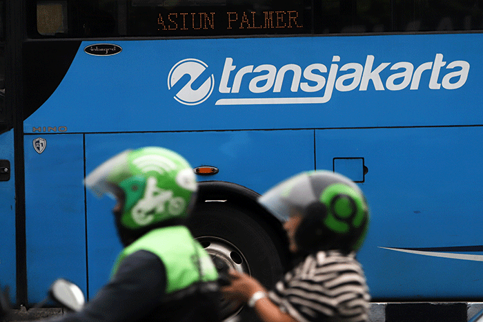Transjakarta melintas di kawasan Bundaran HI, Jakarta Pusat, Kamis (29/9/2022).