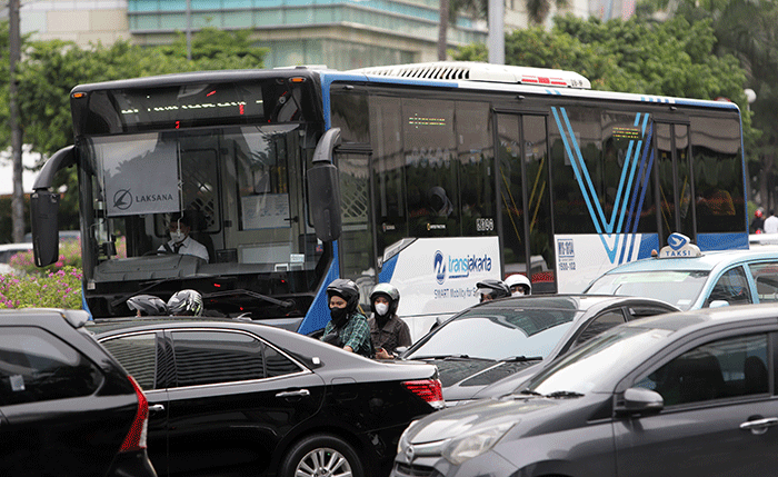 Transjakarta melintas di kawasan Bundaran HI, Jakarta Pusat, Kamis (29/9/2022).