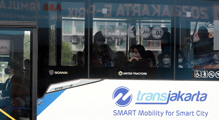 Transjakarta melintas di kawasan Bundaran HI, Jakarta Pusat, Kamis (29/9/2022).