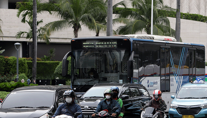 Transjakarta melintas di kawasan Bundaran HI, Jakarta Pusat, Kamis (29/9/2022).