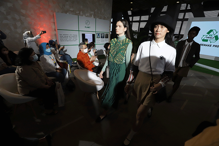 Model memeragakan busana terbaru dari UNIQLO yang dihasilkan dari proses daur ulang dengan teknik recycle dan upcycle di Jakarta, Kamis (29/9/2022).