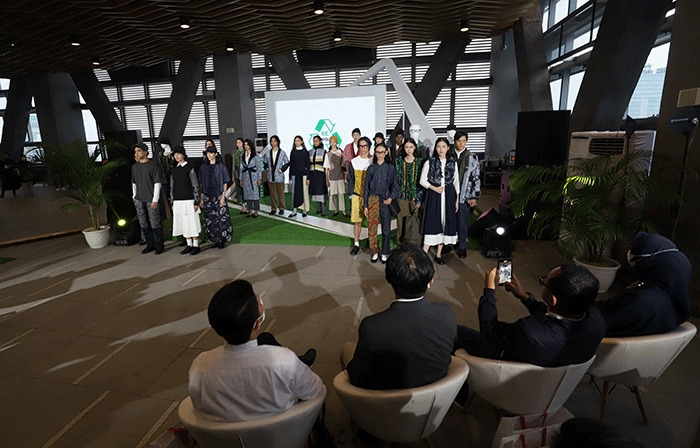 Model memeragakan busana terbaru dari UNIQLO yang dihasilkan dari proses daur ulang dengan teknik recycle dan upcycle di Jakarta, Kamis (29/9/2022).