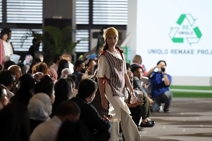 Model memeragakan busana terbaru dari UNIQLO yang dihasilkan dari proses daur ulang dengan teknik recycle dan upcycle di Jakarta, Kamis (29/9/2022).