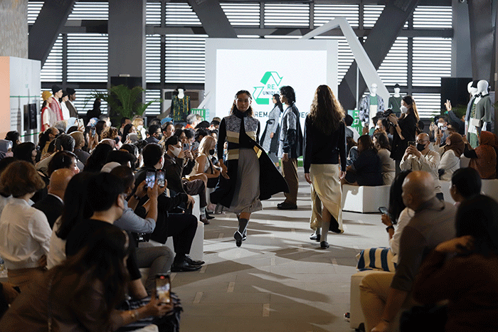 Model memeragakan busana terbaru dari UNIQLO yang dihasilkan dari proses daur ulang dengan teknik recycle dan upcycle di Jakarta, Kamis (29/9/2022).