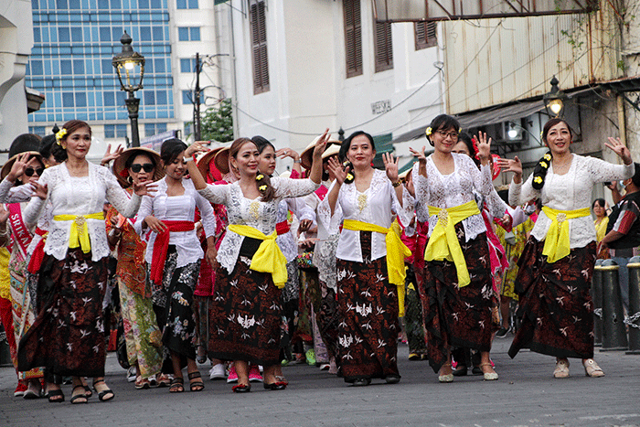 Sejumlah model dari berbagai kalangan meramaikan Gelaran Fashion Akbar 1.000 Busana Batik dalam event Batik Specta Nusantara.