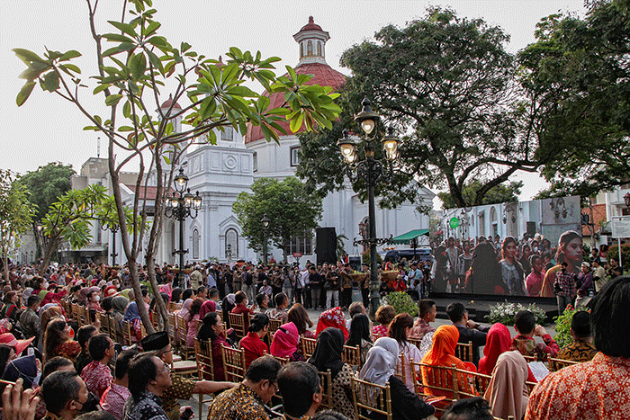 Sejumlah model dari berbagai kalangan meramaikan Gelaran Fashion Akbar 1.000 Busana Batik dalam event Batik Specta Nusantara.