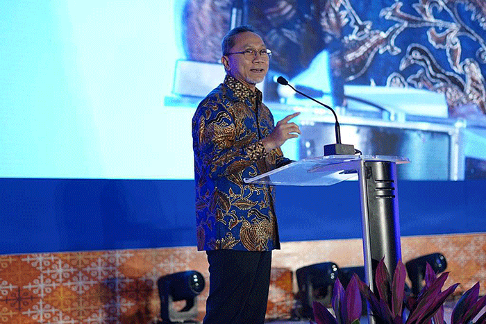 Menteri Perdagangan Zulkifli Hasan didampingi Ketua Umum Kamar Dagang dan Industri Indonesia Arsjad Rasjid, saat menghadiri IWAPI Award 2022.