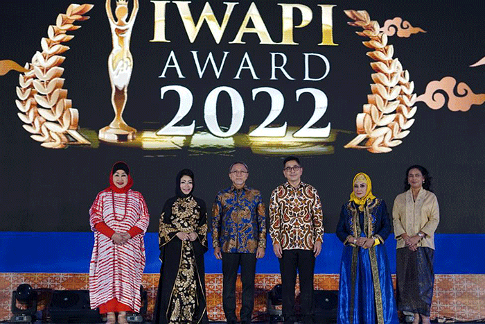 Menteri Perdagangan Zulkifli Hasan didampingi Ketua Umum Kamar Dagang dan Industri Indonesia Arsjad Rasjid, saat menghadiri IWAPI Award 2022.
