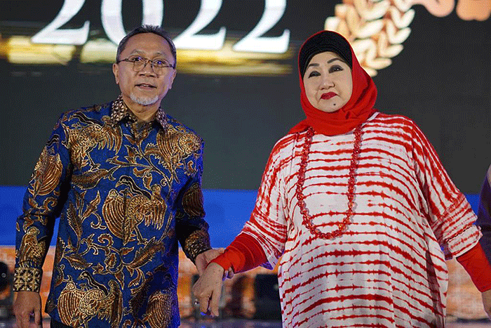 Menteri Perdagangan Zulkifli Hasan didampingi Ketua Umum Kamar Dagang dan Industri Indonesia Arsjad Rasjid, saat menghadiri IWAPI Award 2022.