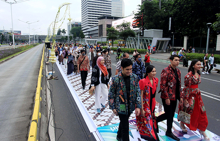 Peragaan busana Mandiri Hari Batik 2022 di kawasan Car Free Day (CFD) Jalan Jenderal Sudirman, Jakarta, Minggu (2/10/2022).