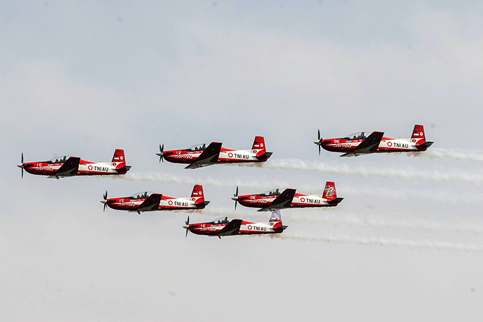 Sejumlah Pesawat Jupiter Aerobatic TNI AU membentuk formasi saat persiapan Hari Ulang Tahun TNI ke-77 di Halim Perdanakusuma, Jakarta, Senin (3/10/2022).