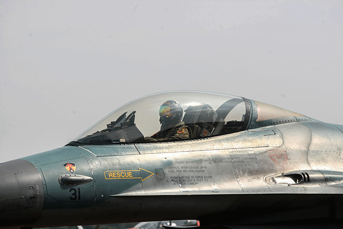 Sejumlah Pesawat Jupiter Aerobatic TNI AU membentuk formasi saat persiapan Hari Ulang Tahun TNI ke-77 di Halim Perdanakusuma, Jakarta, Senin (3/10/2022).