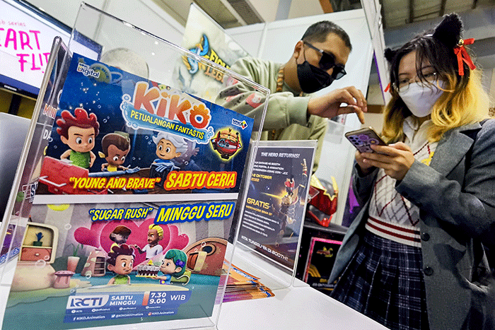 Pengunjung memadati booth MNC Portal dan Animation di Indonesia Comic Con 2022 di Hall B Jakarta Convention Center, Minggu (2/10/2022).