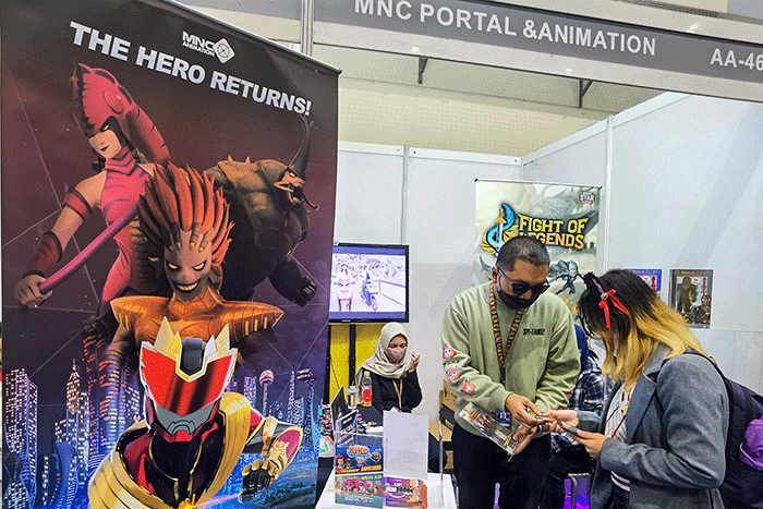 Pengunjung memadati booth MNC Portal dan Animation di Indonesia Comic Con 2022 di Hall B Jakarta Convention Center, Minggu (2/10/2022).