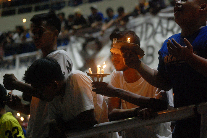 Ribuan suporter PSIS Semarang menggelar doa bersama dan menyalakan 1.000 lilin untuk para korban tragedi Kanjuruhan Malang.