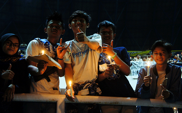 Ribuan suporter PSIS Semarang menggelar doa bersama dan menyalakan 1.000 lilin untuk para korban tragedi Kanjuruhan Malang.