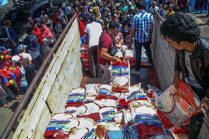 Operasi pasar beras di Pasar Lemabang Palembang, Minggu (2/10/2022).