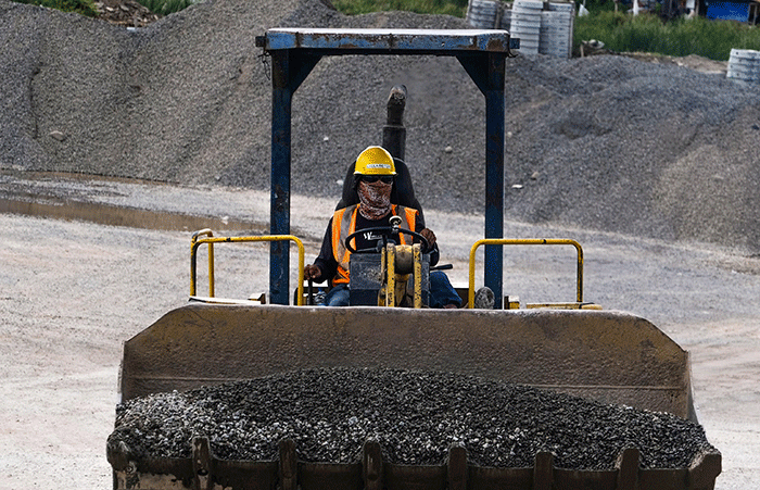 Pekerja tengah mengawasi aktivitas pengisian di depo Kalla Beton, Makassar.
