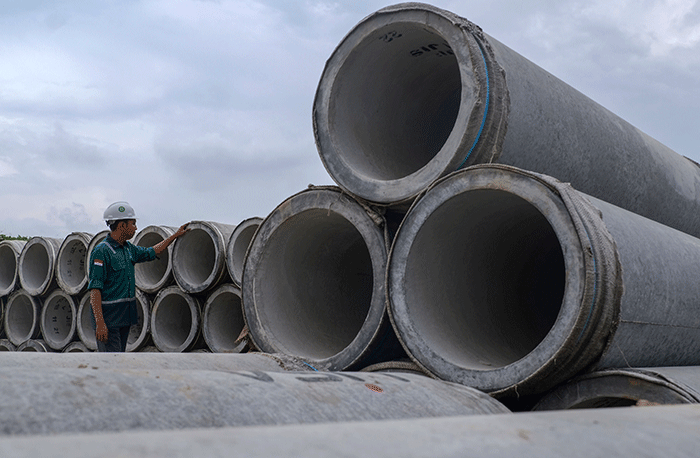 Pekerja tengah mengawasi aktivitas pengisian di depo Kalla Beton, Makassar.