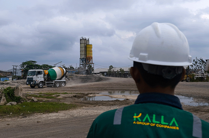Pekerja tengah mengawasi aktivitas pengisian di depo Kalla Beton, Makassar.