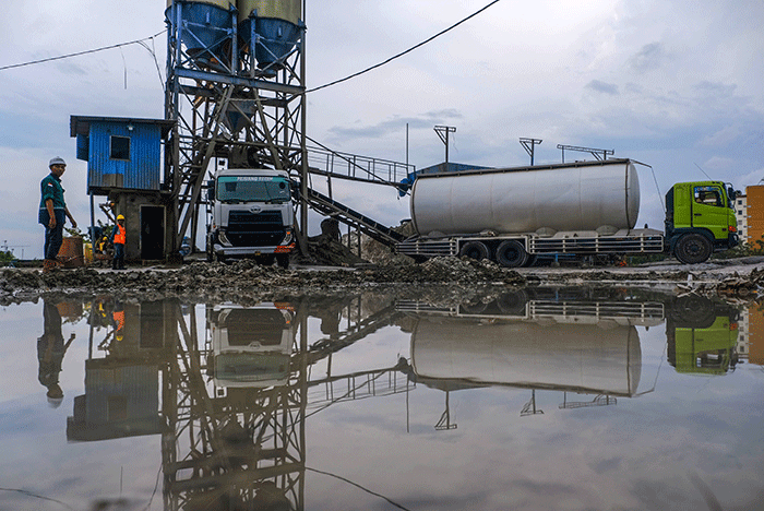 Pekerja tengah mengawasi aktivitas pengisian di depo Kalla Beton, Makassar.