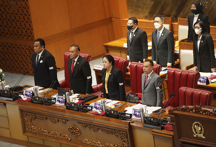 Sejumlah anggota dewan mengheningkan cipta sebelum memulai rapat Paripurna DPR ke-8 Masa Persidangan I Tahun Sidang 2022-2023 di Kompleks Parlemen, Senayan.