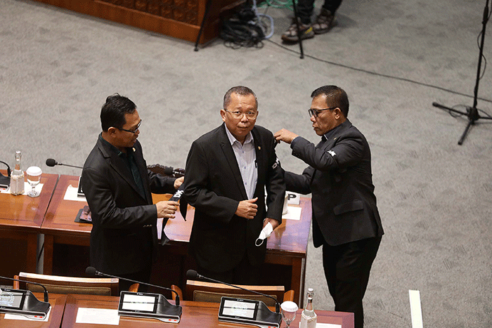 Sejumlah anggota dewan mengheningkan cipta sebelum memulai rapat Paripurna DPR ke-8 Masa Persidangan I Tahun Sidang 2022-2023 di Kompleks Parlemen, Senayan.