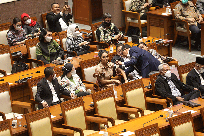 Sejumlah anggota dewan mengheningkan cipta sebelum memulai rapat Paripurna DPR ke-8 Masa Persidangan I Tahun Sidang 2022-2023 di Kompleks Parlemen, Senayan.
