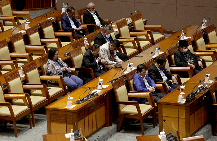 Sejumlah anggota dewan mengheningkan cipta sebelum memulai rapat Paripurna DPR ke-8 Masa Persidangan I Tahun Sidang 2022-2023 di Kompleks Parlemen, Senayan.