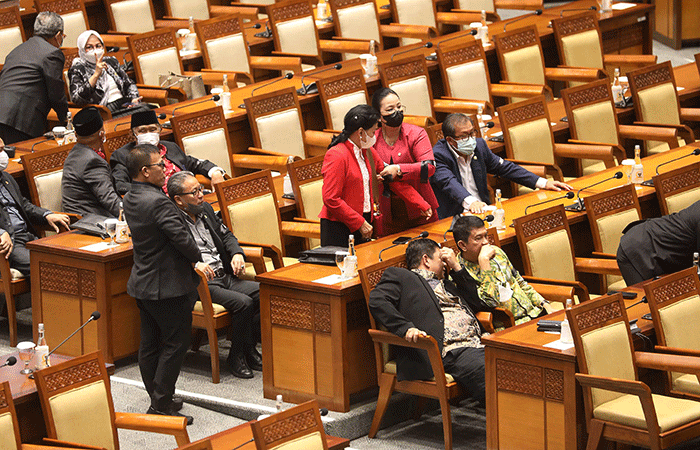 Sejumlah anggota dewan mengheningkan cipta sebelum memulai rapat Paripurna DPR ke-8 Masa Persidangan I Tahun Sidang 2022-2023 di Kompleks Parlemen, Senayan.