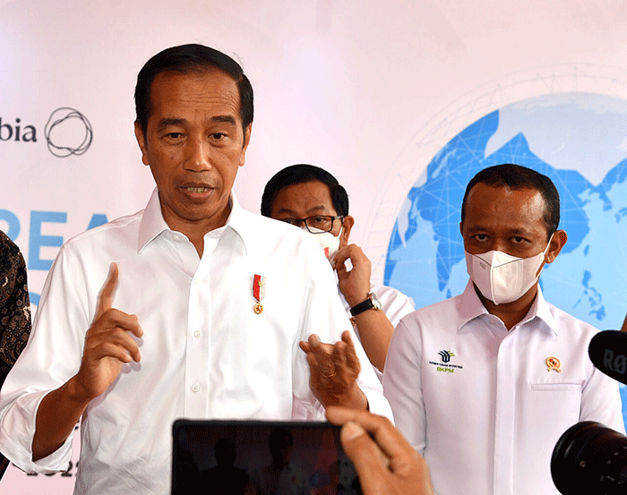 Presiden Jokowi meminta agar tragedi kerusuhan yang terjadi di Stadion Kanjuruhan, Kabupaten Malang, pada Sabtu (1/10/2022) lalu diinvestigasi hingga tuntas.