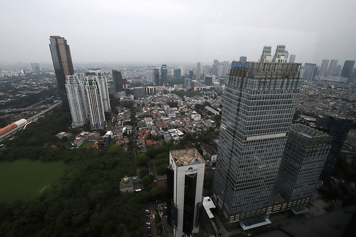 Gedung bertingkat terlihat dari ketinggian di kawasan Jakarta Pusat, Senin (3/10/2022).