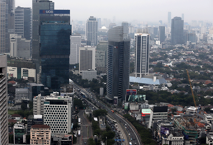 Gedung bertingkat terlihat dari ketinggian di kawasan Jakarta Pusat, Senin (3/10/2022).