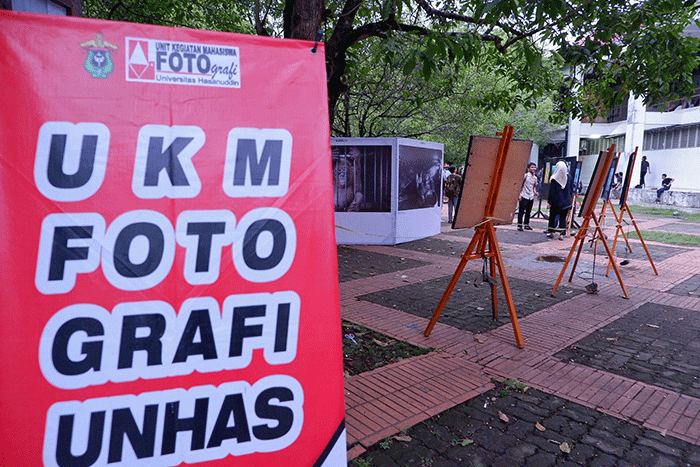 Sejumlah pengunjung menyaksikan pameran foto UKM Fotografi Unhas di Pelataran MKU Universitas Hasanuddin (Unhas), Makassar, Selasa (4/10/2022).