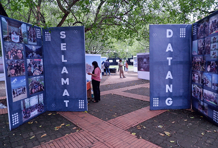 Sejumlah pengunjung menyaksikan pameran foto UKM Fotografi Unhas di Pelataran MKU Universitas Hasanuddin (Unhas), Makassar, Selasa (4/10/2022).
