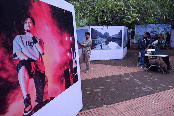 Sejumlah pengunjung menyaksikan pameran foto UKM Fotografi Unhas di Pelataran MKU Universitas Hasanuddin (Unhas), Makassar, Selasa (4/10/2022).