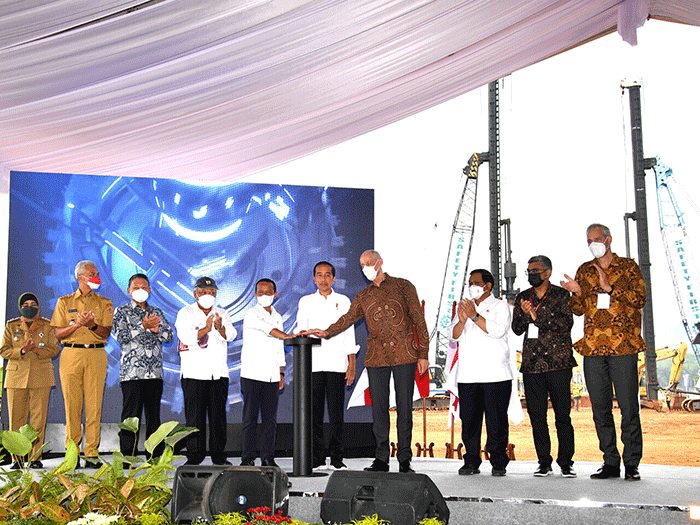Presiden Joko Widodo melakukan peletakan batu pertama pabrik PT Wavin Manufacturing Indonesia di Kawasan Industri Terpadu Batang (KITB), Kabupaten Batang.