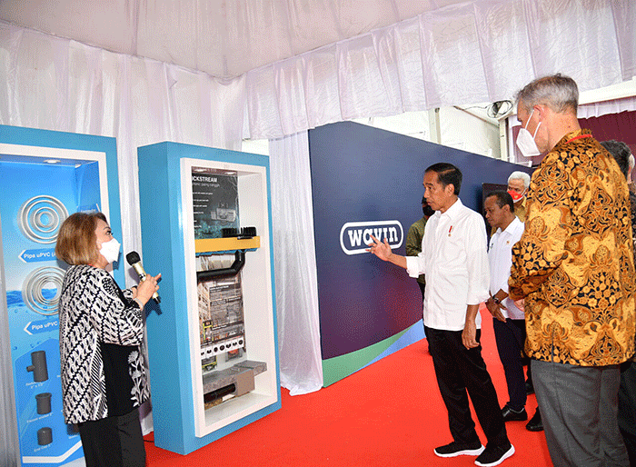 Presiden Joko Widodo melakukan peletakan batu pertama pabrik PT Wavin Manufacturing Indonesia di Kawasan Industri Terpadu Batang (KITB), Kabupaten Batang.