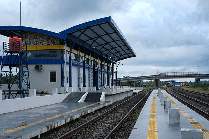 Aktivitas pekerja menyelesaikan proyek rel Kereta Api di kawasan Stasiun Pangkajene, Kabupaten Pangkep, Sulawesi Selatan, Senin (3/10/2022).