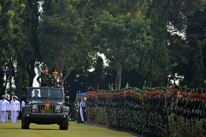 Pangdam IV/Diponegoro Mayjen TNI Widi Prasetijono melakukan inspeksi pasukan mengawali upacara peringatan HUT ke-77 TNI.