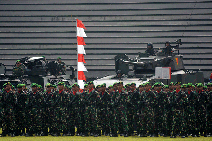 Pangdam IV/Diponegoro Mayjen TNI Widi Prasetijono melakukan inspeksi pasukan mengawali upacara peringatan HUT ke-77 TNI.