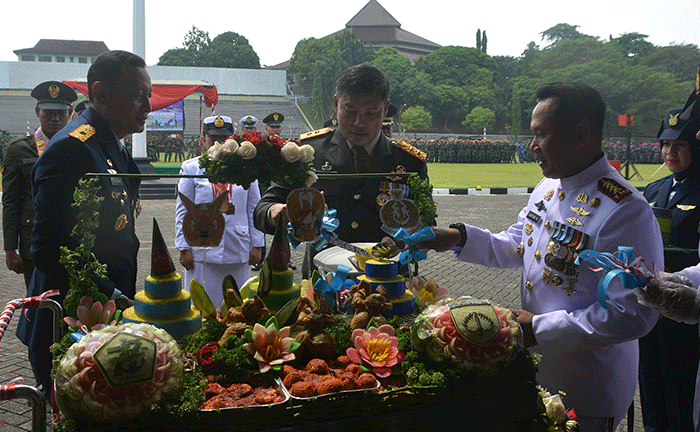 Pangdam IV/Diponegoro Mayjen TNI Widi Prasetijono melakukan inspeksi pasukan mengawali upacara peringatan HUT ke-77 TNI.