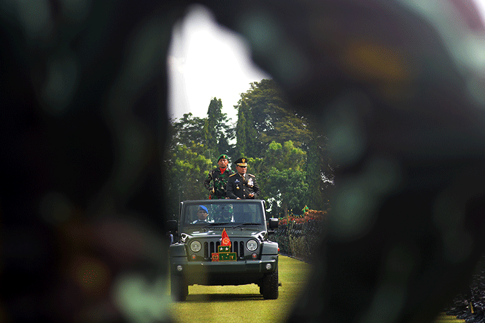 Pangdam IV/Diponegoro Mayjen TNI Widi Prasetijono melakukan inspeksi pasukan mengawali upacara peringatan HUT ke-77 TNI.