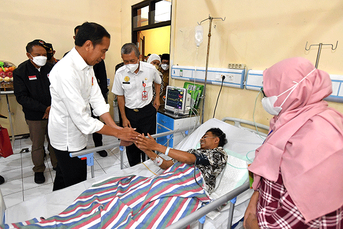 Presiden Jokowi mengunjungi RSUD dr. Saiful Anwar, untuk melihat kondisi korban selamat dalam tragedi sepak bola di Kanjuruhan Kota Malang, Jawa Timur.