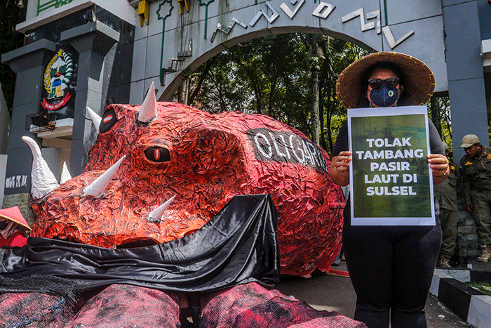 Puluhan perempuan asal pulau Kodingareng menggelar aksi unjuk rasa di depan kantor Gubernur Sulsel, Rabu (5/10/2022).